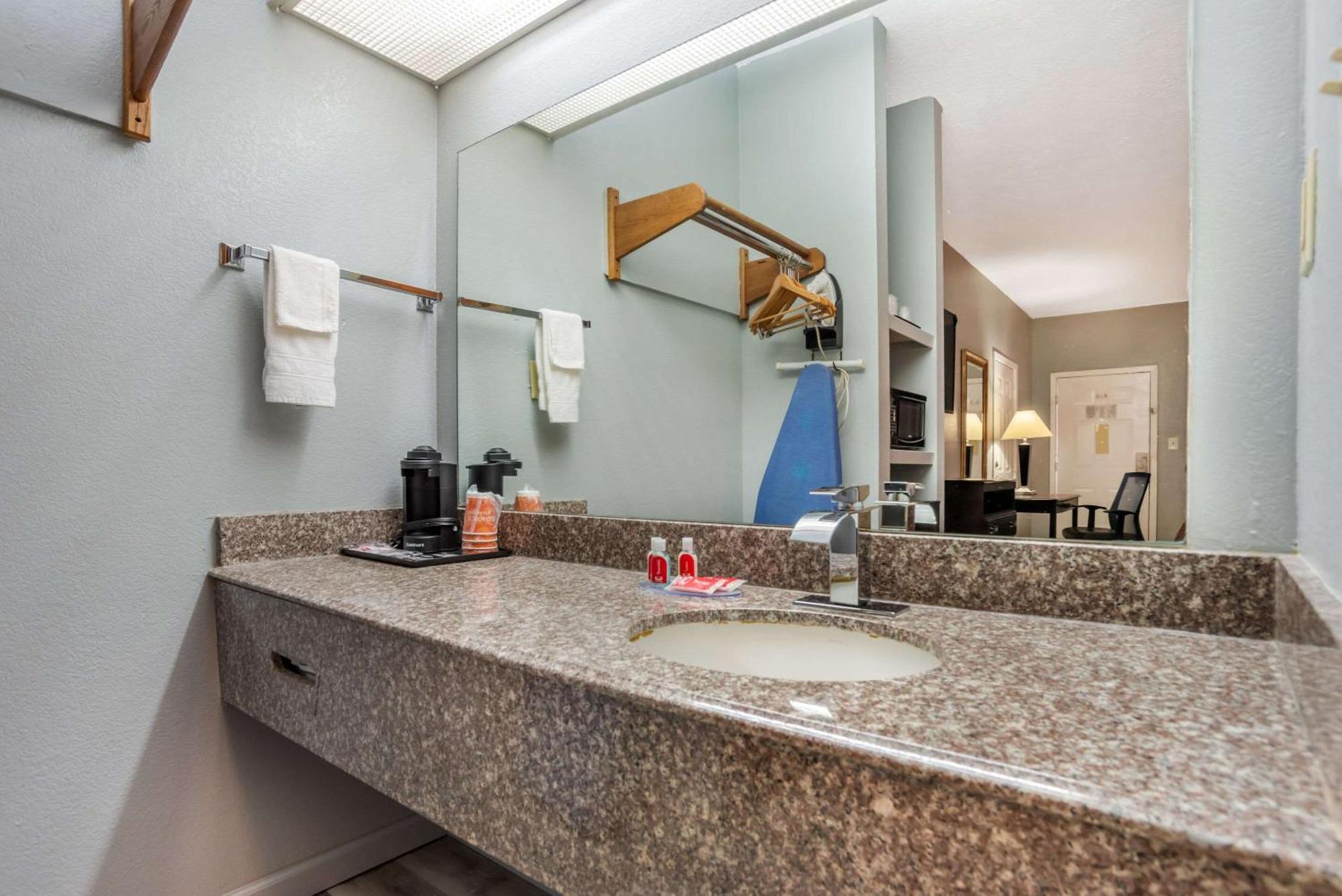 Econo Lodge Inn & Suites Philadelphia Eksteriør billede